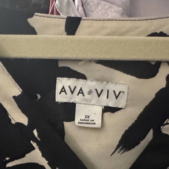 Ava & Viv Black and Cream Abstract Blouse - Picture 2 of 5